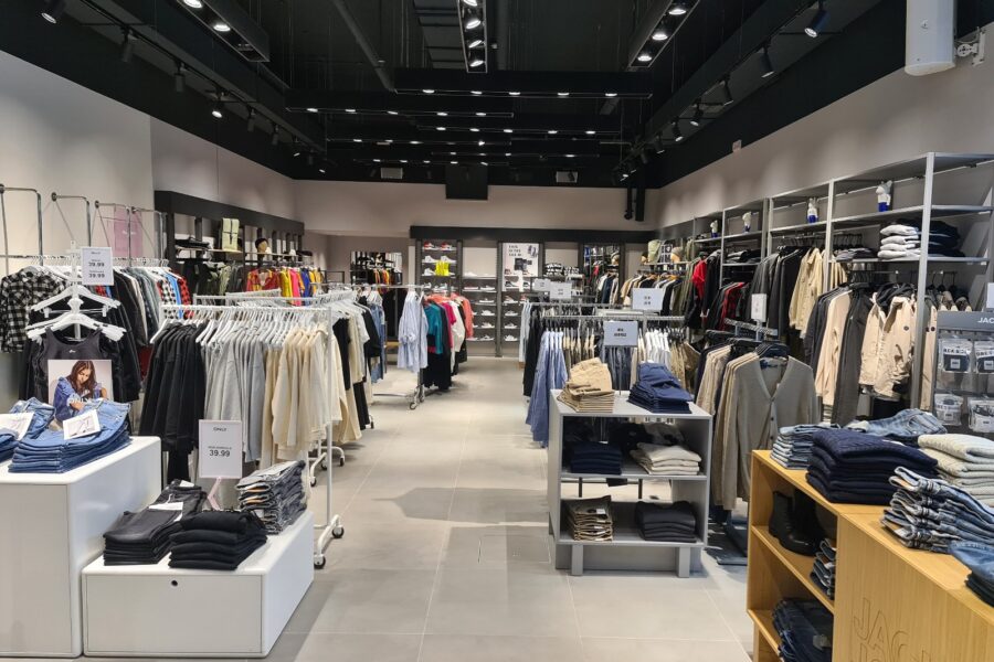 Negozio “Base” Centro Commerciale Piazza Umbra – Trevi (PG)